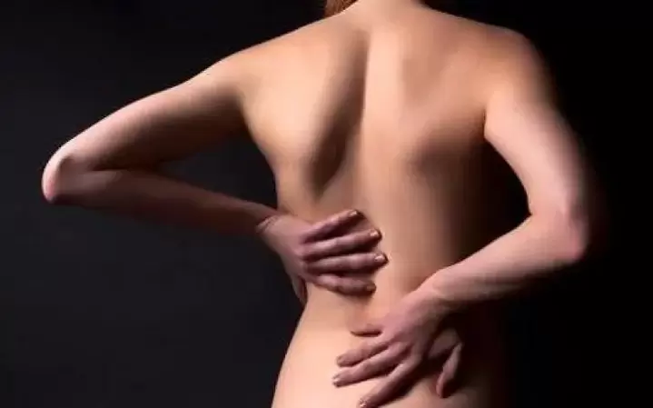 Pentru osteocondroză, vă puteți freca spatele cu un frec tradițional de încălzire.