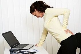 o femeie are dureri de spate în regiunea lombară