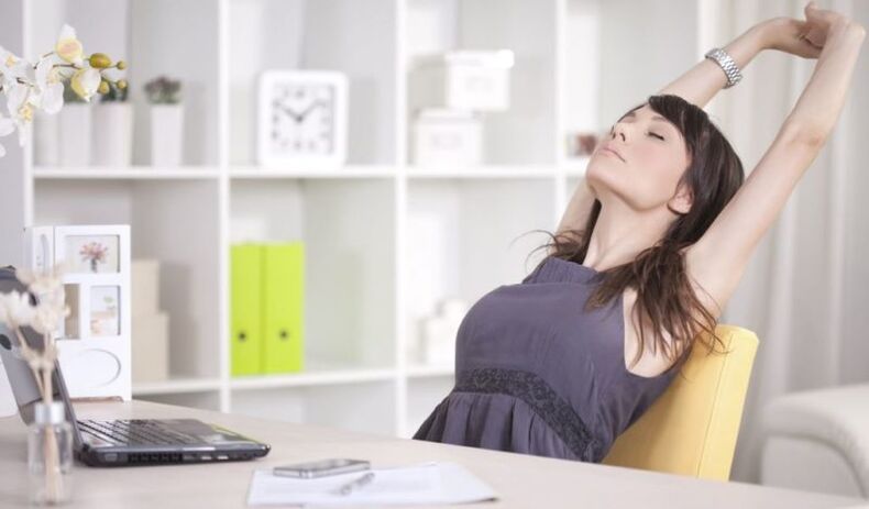 munca sedentară ca cauză a durerii la omoplați